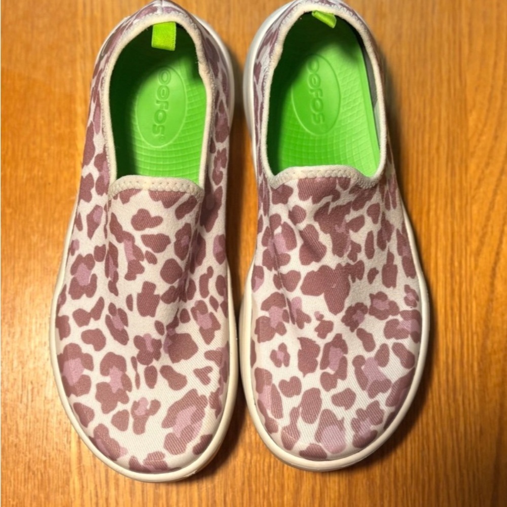 Oofos- Pink Leopard Print